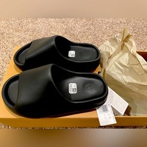 Yeezy Slides Onyx Size 4